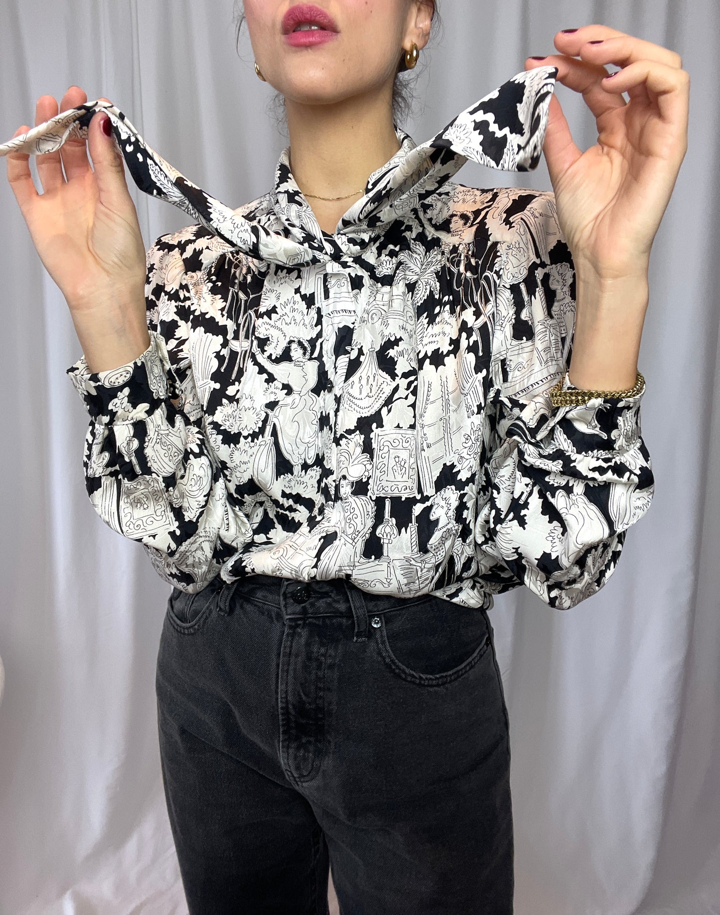 The tailoring black & white blouse