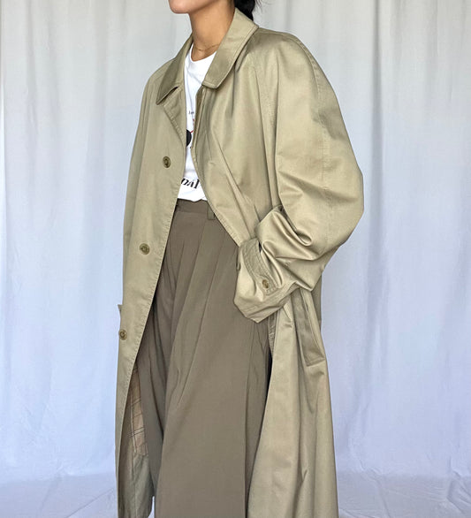 Il trenchcoat senza cintura