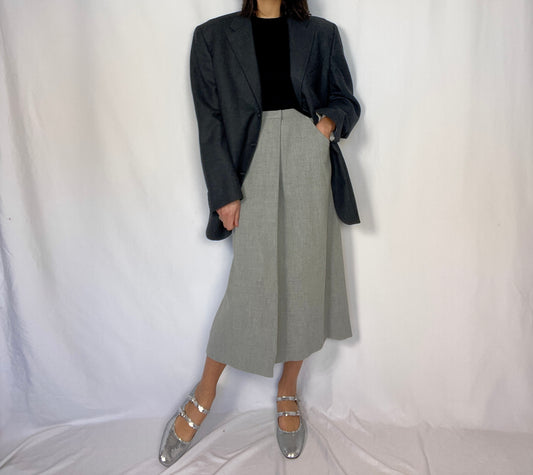 The light grey essential skirt